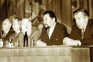 苏联工程院大会主席团主席团（左-右：毕科夫（V.A. Bykov），尤塔·巴塔林（Y.P. Batalin），尤·伊什林斯基（Y.Ishlinsky），乌兹别克（U.Dzholdasbekov），索科洛夫（B.N.
